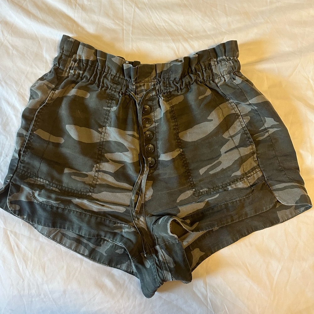 Gray camo Express extreme high rise shorts size medium